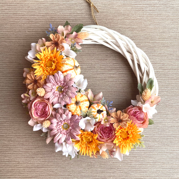 残りわずか・ペールピンク【ハーベストハロウィン】お花たっぷりのオータムリース　三日月 ／受注制作 1枚目の画像