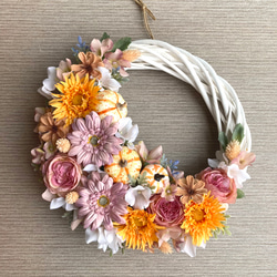 残りわずか・ペールピンク【ハーベストハロウィン】お花たっぷりのオータムリース　三日月 ／受注制作 2枚目の画像