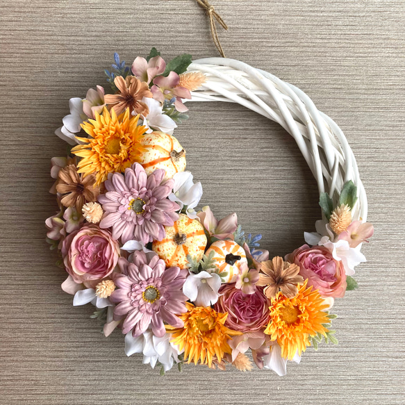 残りわずか・ペールピンク【ハーベストハロウィン】お花たっぷりのオータムリース　三日月 ／受注制作 2枚目の画像