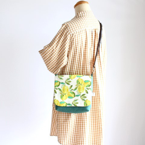 たっぷりサイズのスマホショルダー/大人のレモン