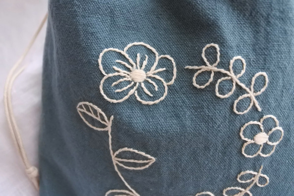 円を描く花　刺繍　巾着　ちぐさ色 4枚目の画像