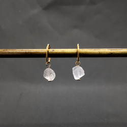 揺れる、水晶の小さなイヤリング  (K14GF・シルバーフィルドへ変更 +600円) 1枚目の画像