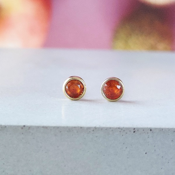 希少！宝石質オレンジカイヤナイト 3ｍｍ ベゼルピアス 【金属