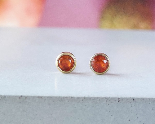 再販】希少！宝石質オレンジカイヤナイト 3mm ベゼルピアス 【金属 
