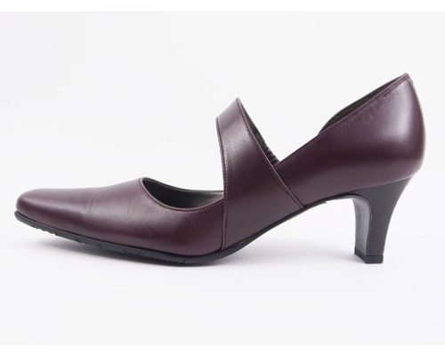 斜めのベルトがアクセントのきちんと感のある6cmヒールパンプス