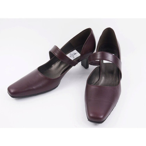 斜めのベルトがアクセントのきちんと感のある6cmヒールパンプス