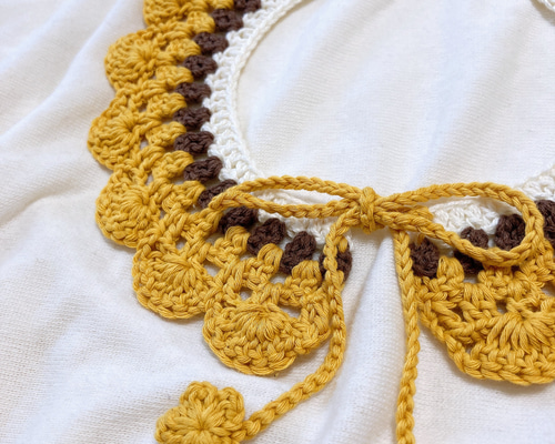 送料無料！レースのリボンつけ襟スタイ(イエロー) 手編みレースのつけ襟 くすみ 黄色 秋 冬 スタイ よだれかけ コットン