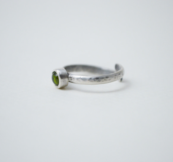 簡單小石系列-橄欖石‧鍛敲‧純銀硫化染黑開放式戒指 第2張的照片