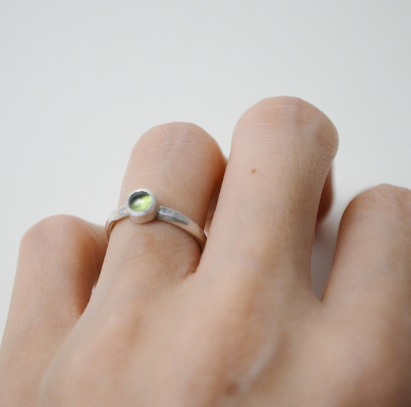 簡單小石系列-橄欖石‧鍛敲‧純銀硫化染黑開放式戒指 第8張的照片