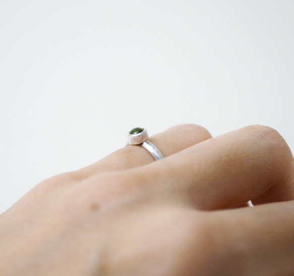 簡單小石系列-橄欖石‧鍛敲‧純銀硫化染黑開放式戒指 第9張的照片