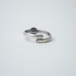 簡單小石系列-橄欖石‧鍛敲‧純銀硫化染黑開放式戒指 第4張的照片