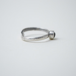 簡單小石系列-橄欖石‧鍛敲‧純銀硫化染黑開放式戒指 第3張的照片