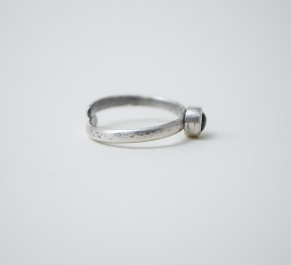 簡單小石系列-橄欖石‧鍛敲‧純銀硫化染黑開放式戒指 第3張的照片