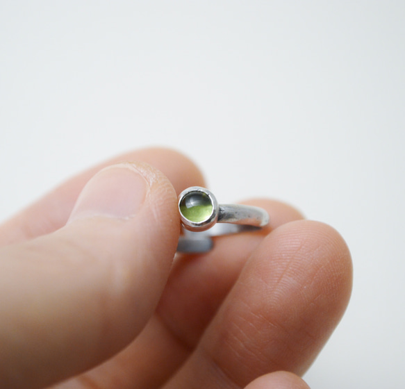 簡單小石系列-橄欖石‧鍛敲‧純銀硫化染黑開放式戒指 第6張的照片