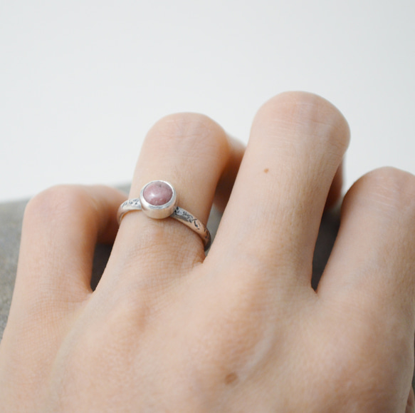 簡單小石系列-薔薇輝石(玫瑰石)‧鍛敲‧純銀硫化染黑開放式戒指 第8張的照片