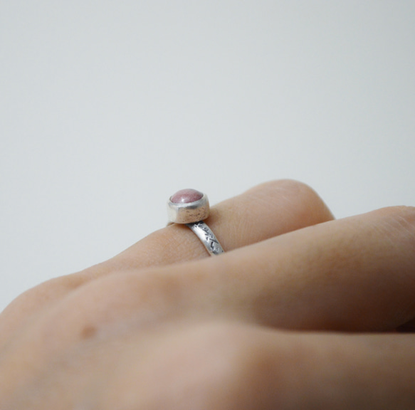 簡單小石系列-薔薇輝石(玫瑰石)‧鍛敲‧純銀硫化染黑開放式戒指 第9張的照片