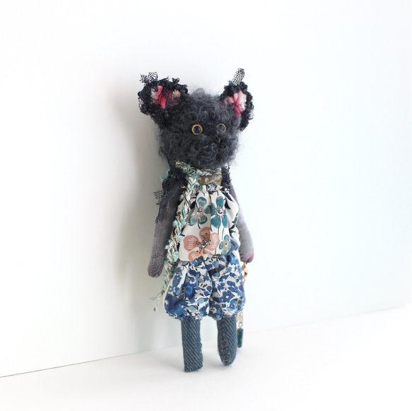 黒猫のミニぬいぐるみ リバティ YUWA 14cm バックチャーム付き 3枚目の画像