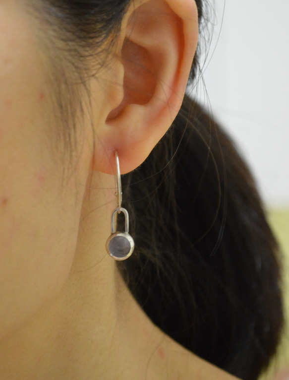 簡單小石系列-粉水晶‧純銀硫化染黑法式耳勾耳環 (一對) 第8張的照片