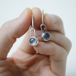 簡單小石系列-粉水晶‧純銀硫化染黑法式耳勾耳環 (一對) 第4張的照片