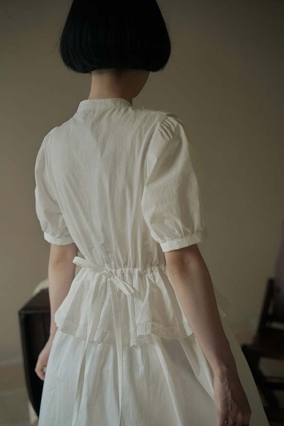 白色 法式花邊倒V設計假兩件式洋裝 廓形系帶燈籠袖愛心連身裙 第12張的照片