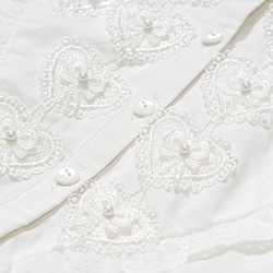 白色 法式花邊倒V設計假兩件式洋裝 廓形系帶燈籠袖愛心連身裙 第9張的照片