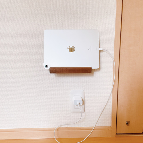 ナチュラルな木を感じるコンセントラック一段 画鋲で簡単