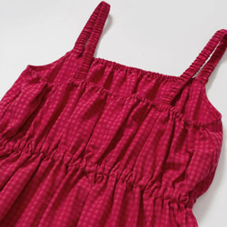 漿果紅色 日系複古抽褶露背紅格洋裝 花花扣高彈力松緊腰細肩帶裙 第10張的照片