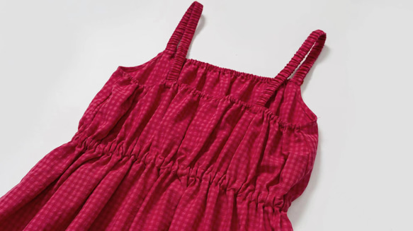 漿果紅色 日系複古抽褶露背紅格洋裝 花花扣高彈力松緊腰細肩帶裙 第10張的照片