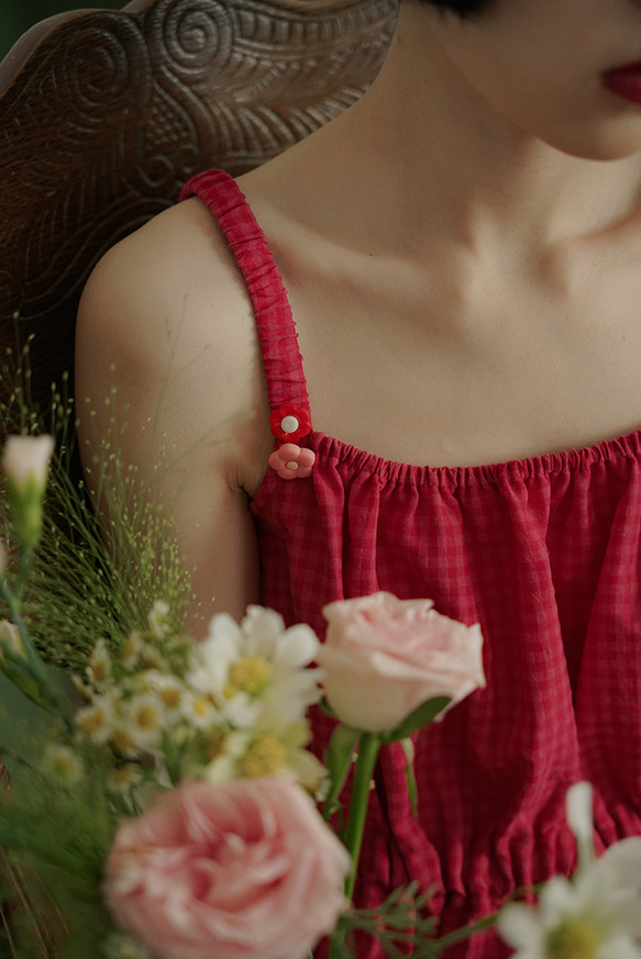 漿果紅色 日系複古抽褶露背紅格洋裝 花花扣高彈力松緊腰細肩帶裙 第16張的照片