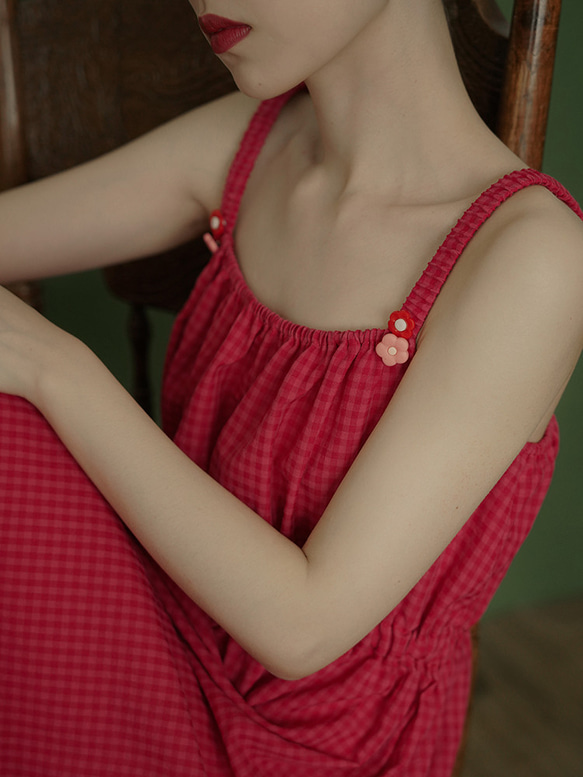 漿果紅色 日系複古抽褶露背紅格洋裝 花花扣高彈力松緊腰細肩帶裙 第3張的照片