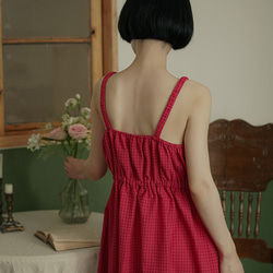 漿果紅色 日系複古抽褶露背紅格洋裝 花花扣高彈力松緊腰細肩帶裙 第19張的照片
