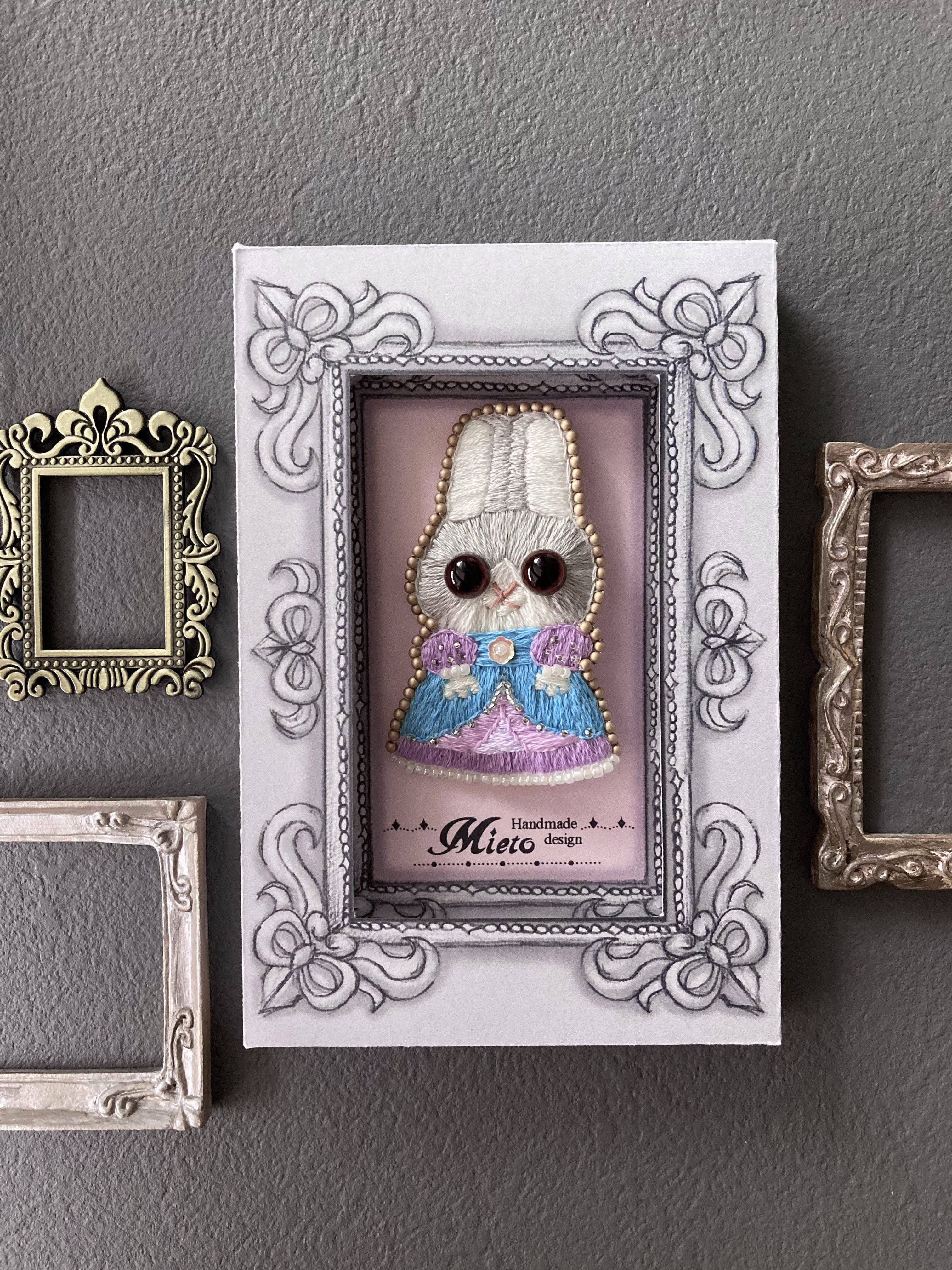 おめかしドレス　うさぎグレー　刺繍ブローチ