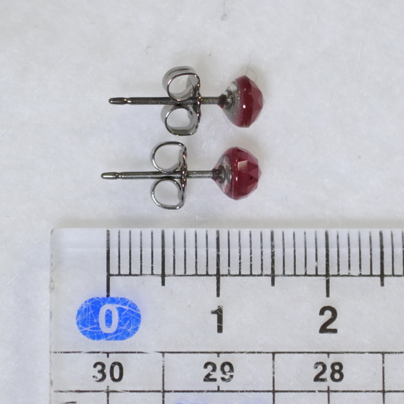 （獨一無二的商品）紅寶石玫瑰切割耳釘（5 毫米，鈦耳釘） 第5張的照片