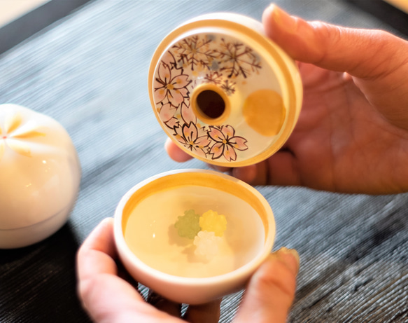 手描き金彩雪月花模　蓋付きの振出　お洒落な包み袋付き　　金平糖の器　お抹茶の同具　金彩絵付け 2枚目の画像