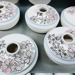 手描き金彩雪月花模　蓋付きの振出　お洒落な包み袋付き　　金平糖の器　お抹茶の同具　金彩絵付け 14枚目の画像