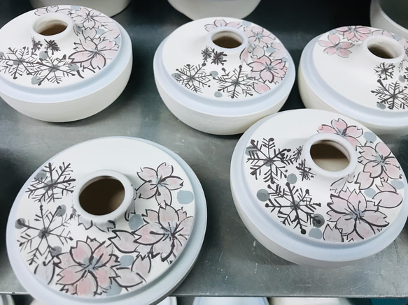 手描き金彩雪月花模　蓋付きの振出　お洒落な包み袋付き　　金平糖の器　お抹茶の同具　金彩絵付け 14枚目の画像