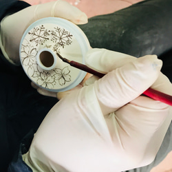 手描き金彩雪月花模　蓋付きの振出　お洒落な包み袋付き　　金平糖の器　お抹茶の同具　金彩絵付け 13枚目の画像