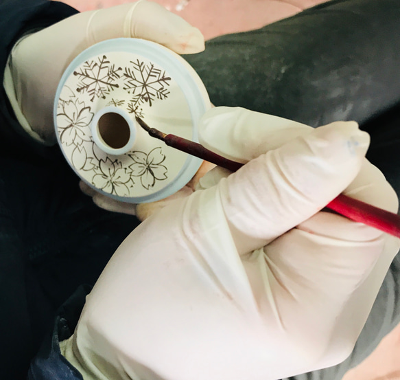 手描き金彩雪月花模　蓋付きの振出　お洒落な包み袋付き　　金平糖の器　お抹茶の同具　金彩絵付け 13枚目の画像