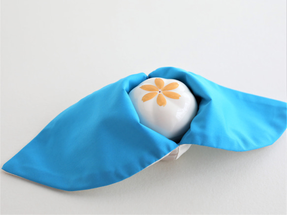 手描き金彩雪月花模　蓋付きの振出　お洒落な包み袋付き　　金平糖の器　お抹茶の同具　金彩絵付け 9枚目の画像