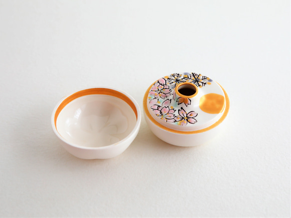 手描き金彩雪月花模　蓋付きの振出　お洒落な包み袋付き　　金平糖の器　お抹茶の同具　金彩絵付け 4枚目の画像