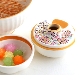 手描き金彩雪月花模　蓋付きの振出　お洒落な包み袋付き　　金平糖の器　お抹茶の同具　金彩絵付け 3枚目の画像