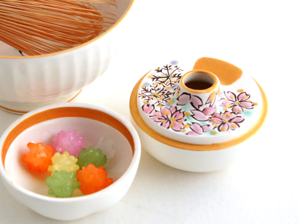 手描き金彩雪月花模　蓋付きの振出　お洒落な包み袋付き　　金平糖の器　お抹茶の同具　金彩絵付け 3枚目の画像