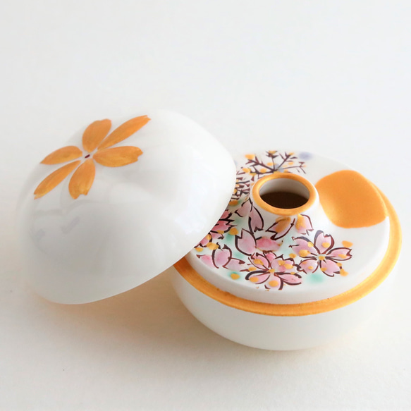 手描き金彩雪月花模　蓋付きの振出　お洒落な包み袋付き　　金平糖の器　お抹茶の同具　金彩絵付け 1枚目の画像