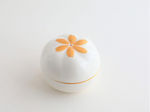 手描き金彩雪月花模　蓋付きの振出　お洒落な包み袋付き　　金平糖の器　お抹茶の同具　金彩絵付け 5枚目の画像