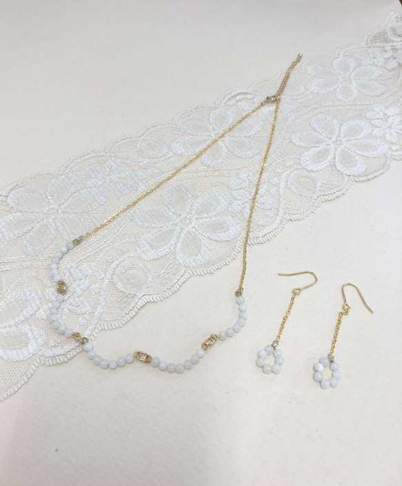 促銷價 2 件套❗️ 像一朵花 ❤️ 花形天然石鏈項鍊和耳環 白色（40 厘米 + 調節器 5 厘米） 第4張的照片