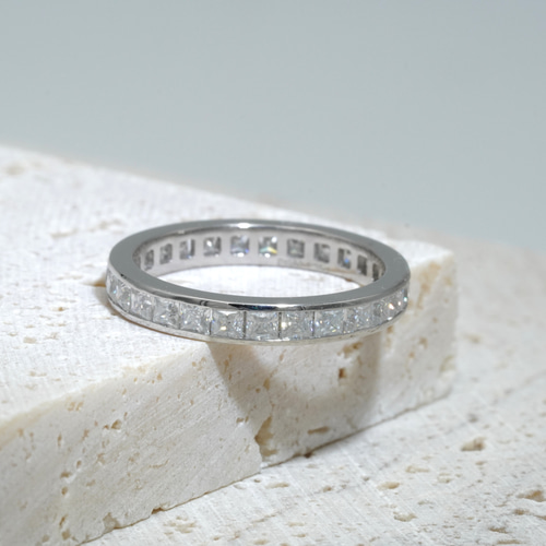 プリンセスカット　フルエタニティ　リング　5号　保証書　定価28万程。 プリンセスカット フルエタニティ リング 5号 保証書 定価28万程