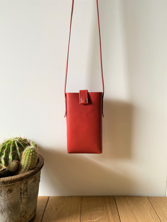 【受注製作】ぴったりサイズで作れる一枚牛革のスマホポーチ（ポシェット） 1枚目の画像