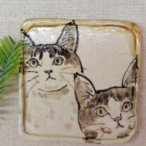 ミックスネコ　なかよし二匹　角皿・豆皿　小さいお皿　ねこ・猫　手作り陶芸・陶器　食器 2枚目の画像