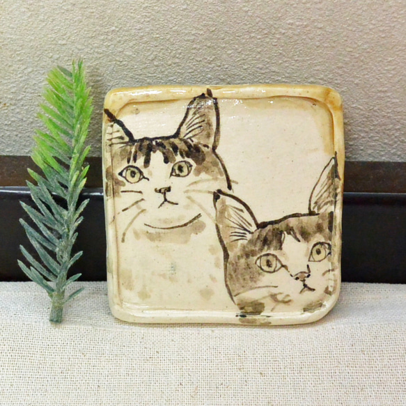ミックスネコ　なかよし二匹　角皿・豆皿　小さいお皿　ねこ・猫　手作り陶芸・陶器　食器 1枚目の画像