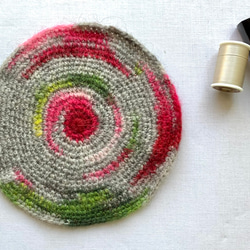 エストニアの無撚毛糸で作った小さな敷き物・コースターローズ 1枚目の画像